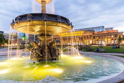 Beleuchteter Brunnen auf dem Schlossplatz in Stuttgart. 