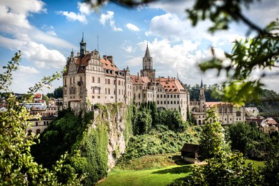 Hohenzollernschloss Sigmaringen. Das Schloss steht auf einem kleinen Berg beziehungsweise Erhebung.