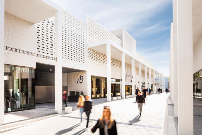 In einer Einkaufsmeile sind viele Designerläden. Die Shops sind in hellen Farben und modern gehalten. 