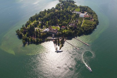 Die Blumeninsel Mainau im Bodensee aus der Vogelperspektive